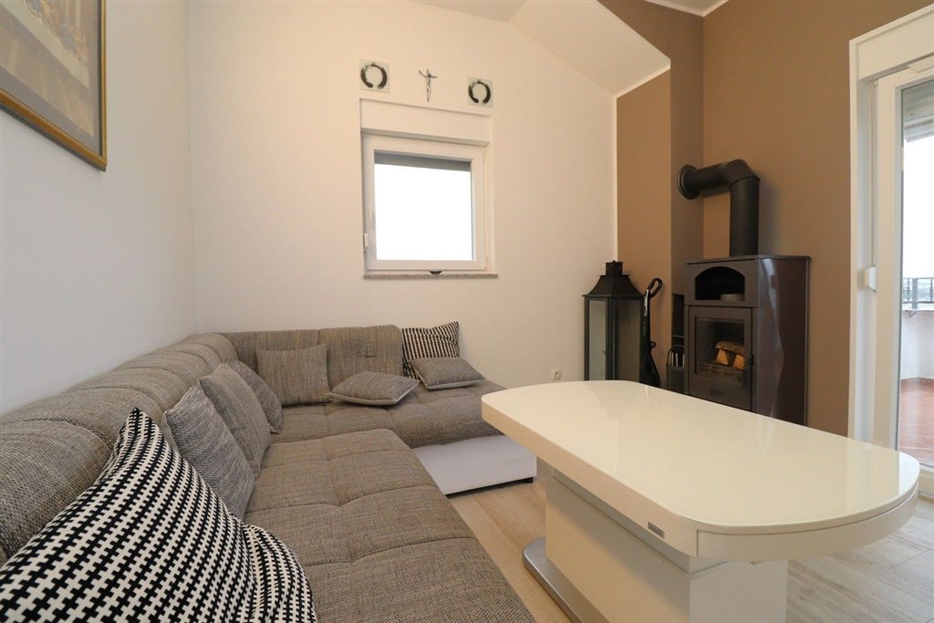 na-prodej-plne-zarizeny-a-prostorny-apartman-se-dvema-loznicemi-velkou-terasou-a-castecnym-vyhledem-na-more-vodice-chorvatsko