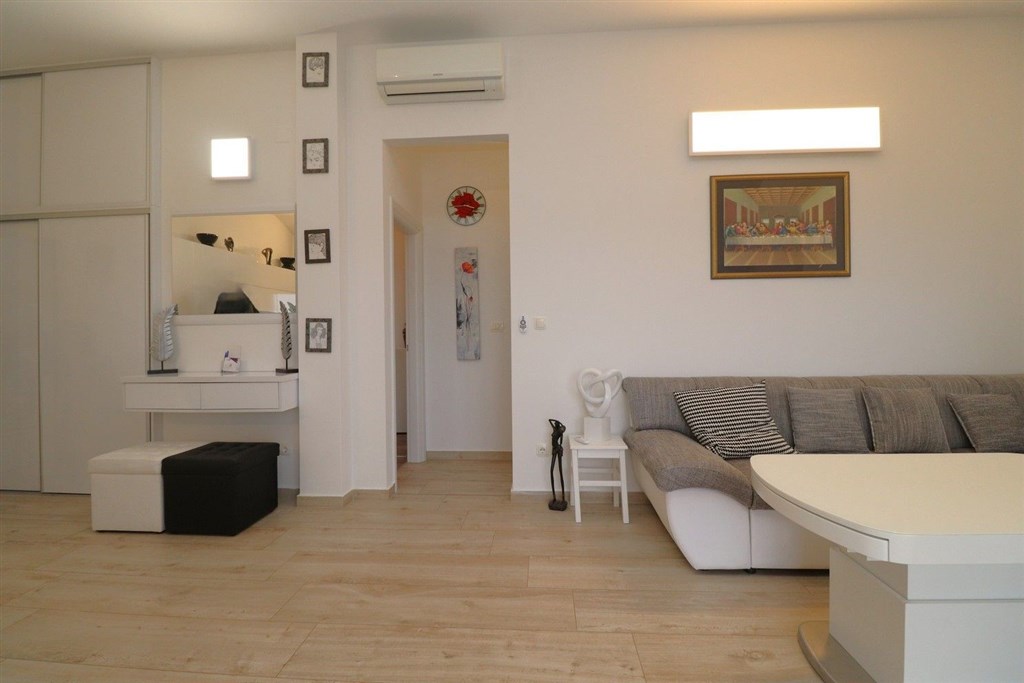 na-prodej-plne-zarizeny-a-prostorny-apartman-se-dvema-loznicemi-velkou-terasou-a-castecnym-vyhledem-na-more-vodice-chorvatsko