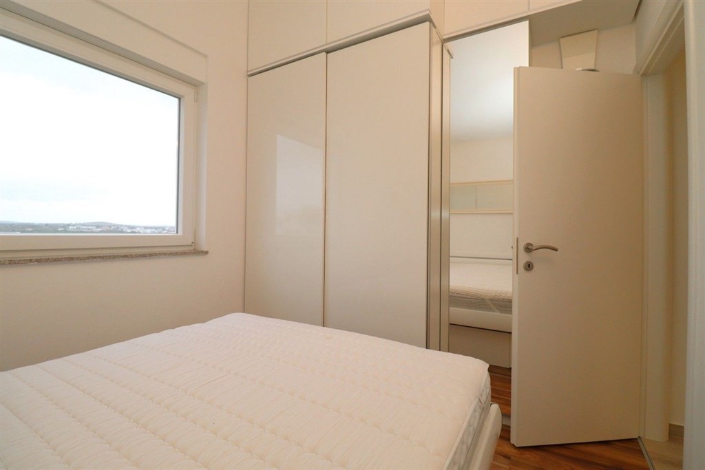 na-prodej-plne-zarizeny-a-prostorny-apartman-se-dvema-loznicemi-velkou-terasou-a-castecnym-vyhledem-na-more-vodice-chorvatsko