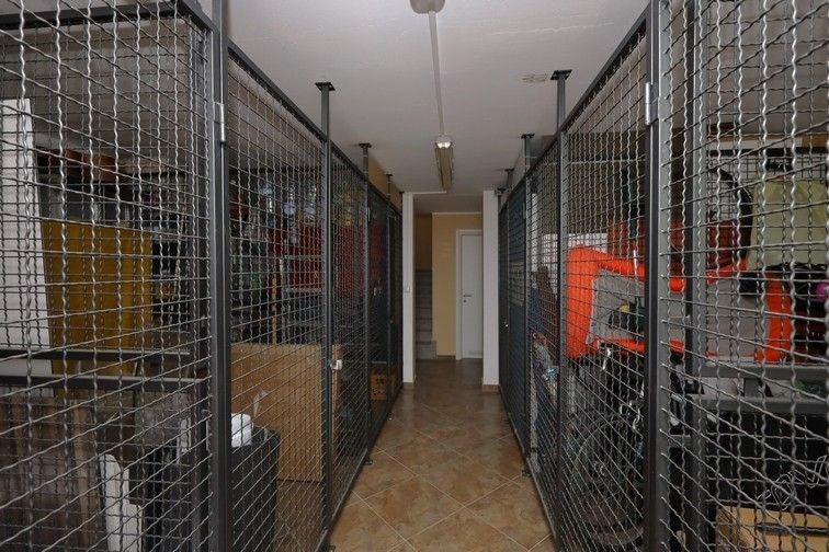 na-prodej-plne-zarizeny-a-prostorny-apartman-se-dvema-loznicemi-velkou-terasou-a-castecnym-vyhledem-na-more-vodice-chorvatsko