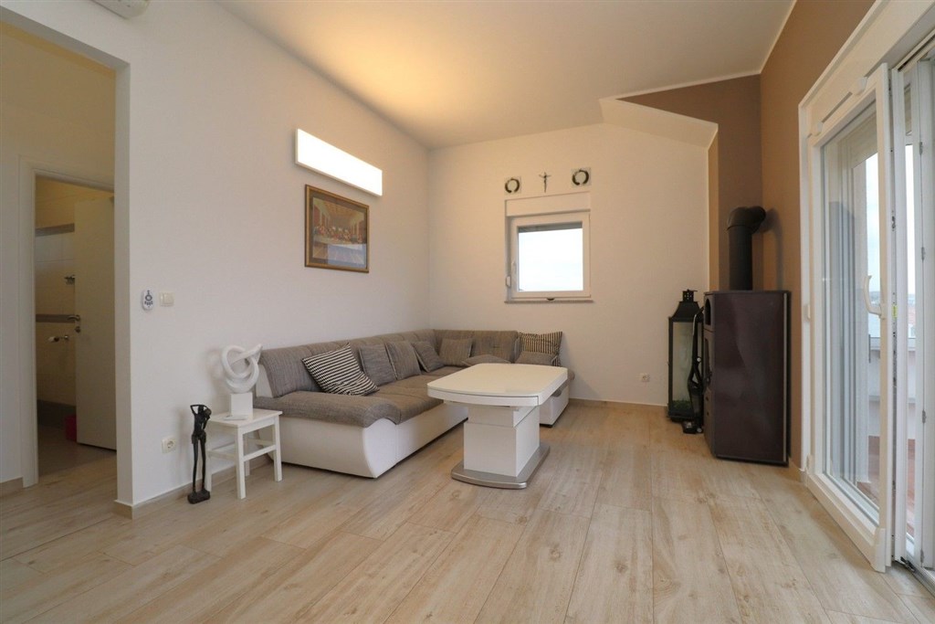 na-prodej-plne-zarizeny-a-prostorny-apartman-se-dvema-loznicemi-velkou-terasou-a-castecnym-vyhledem-na-more-vodice-chorvatsko