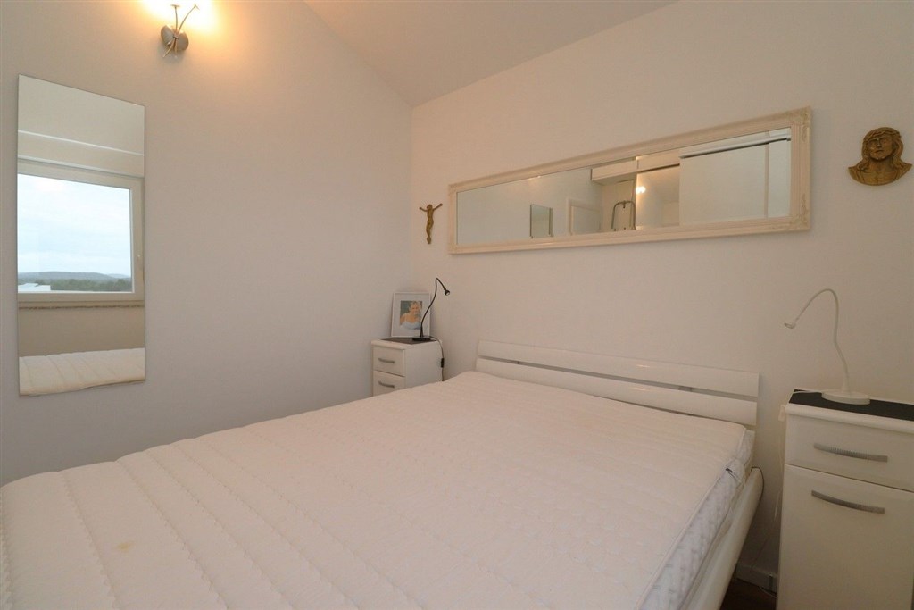 na-prodej-plne-zarizeny-a-prostorny-apartman-se-dvema-loznicemi-velkou-terasou-a-castecnym-vyhledem-na-more-vodice-chorvatsko