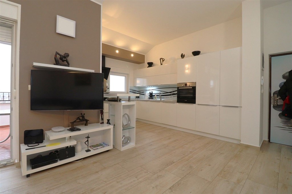 na-prodej-plne-zarizeny-a-prostorny-apartman-se-dvema-loznicemi-velkou-terasou-a-castecnym-vyhledem-na-more-vodice-chorvatsko