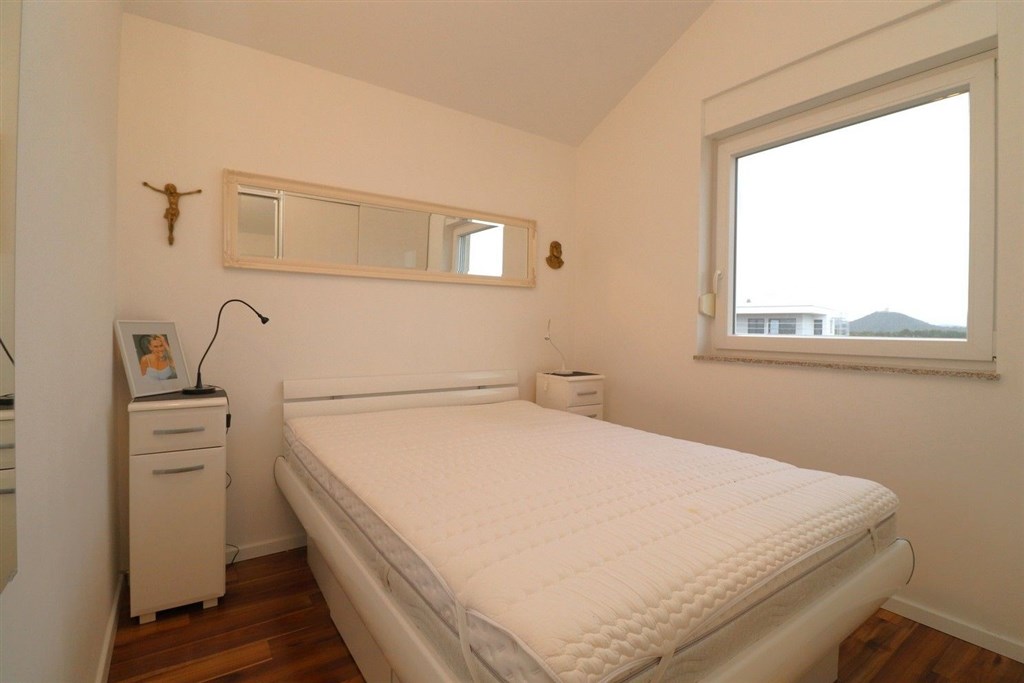 na-prodej-plne-zarizeny-a-prostorny-apartman-se-dvema-loznicemi-velkou-terasou-a-castecnym-vyhledem-na-more-vodice-chorvatsko