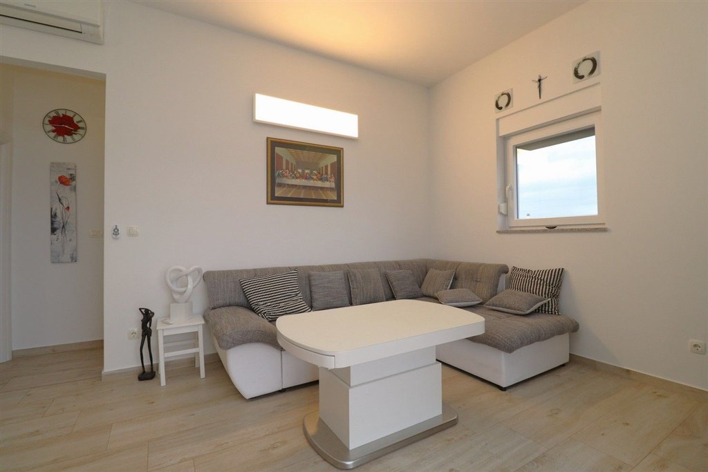 na-prodej-plne-zarizeny-a-prostorny-apartman-se-dvema-loznicemi-velkou-terasou-a-castecnym-vyhledem-na-more-vodice-chorvatsko