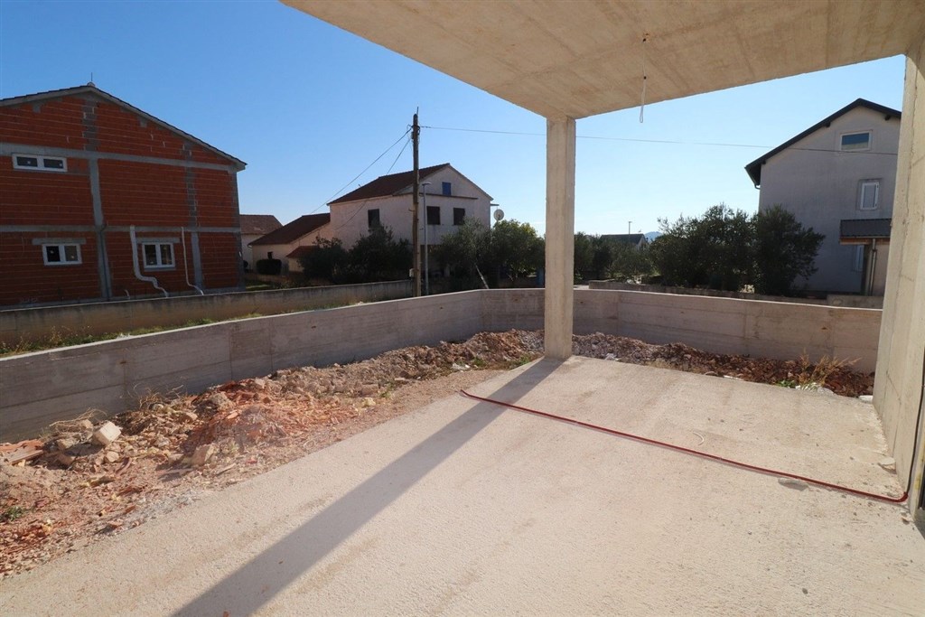 na-prodej-novy-pekny-apartman-se-dvema-loznicemi-a-dvorkem-vodice-chorvatsko