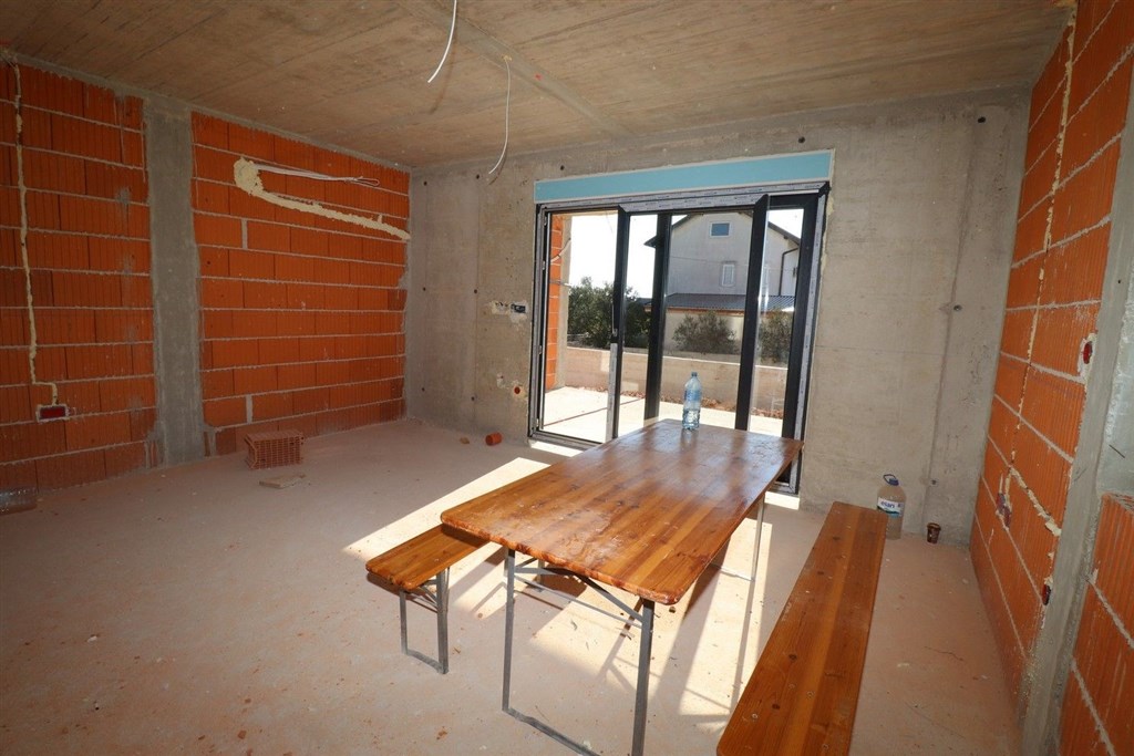 na-prodej-novy-pekny-apartman-se-dvema-loznicemi-a-dvorkem-vodice-chorvatsko