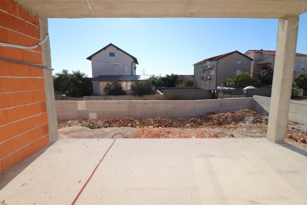 na-prodej-novy-pekny-apartman-se-dvema-loznicemi-a-dvorkem-vodice-chorvatsko