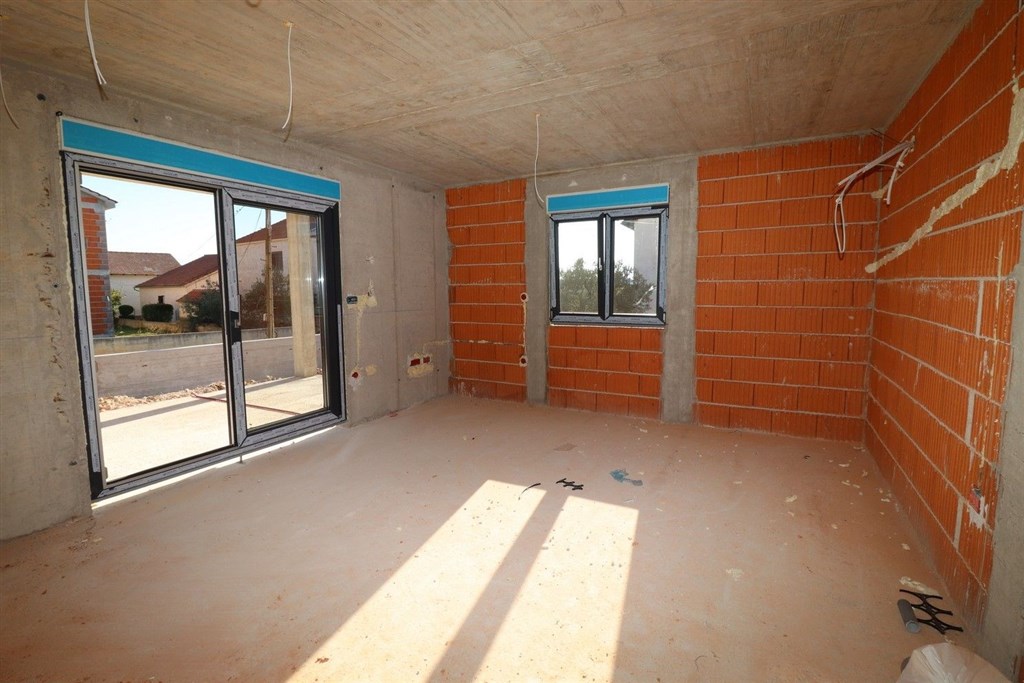 na-prodej-novy-pekny-apartman-se-dvema-loznicemi-a-dvorkem-vodice-chorvatsko