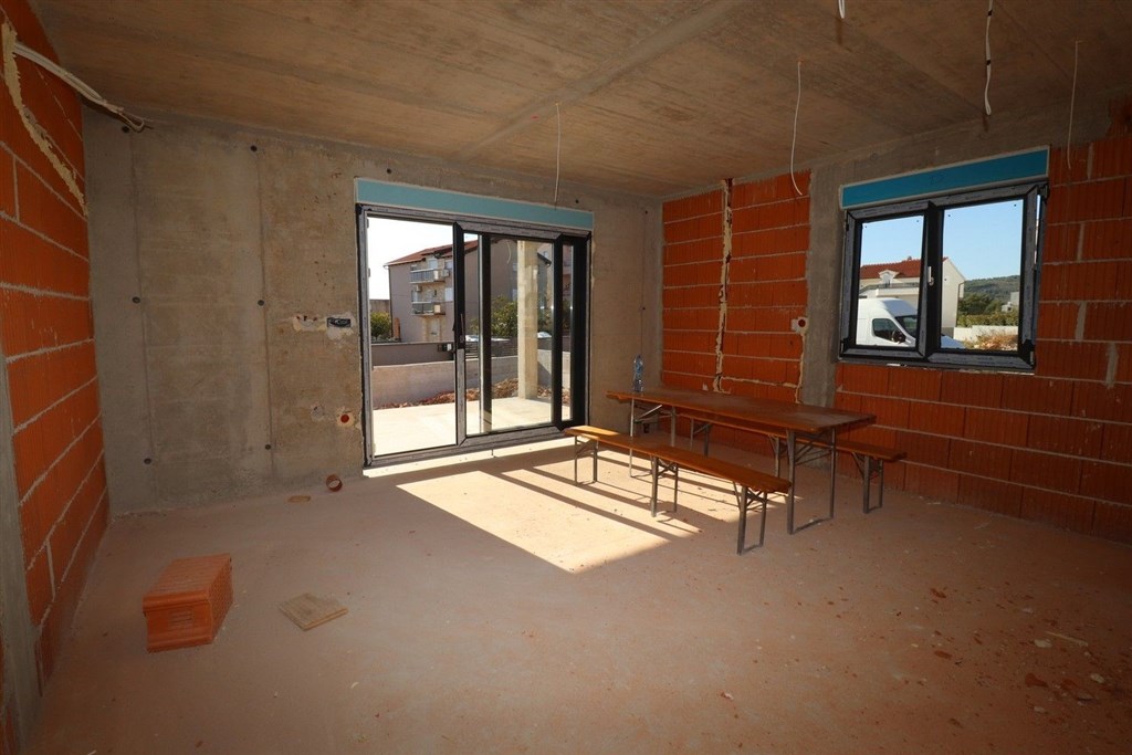 na-prodej-novy-pekny-apartman-se-dvema-loznicemi-a-dvorkem-vodice-chorvatsko