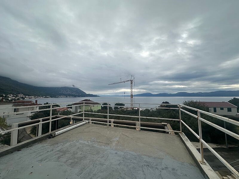 na-prodej-rodinny-dum-s-castecnym-vyhledem-na-more-a-par-kroku-od-plaze-podaca-chorvatsko