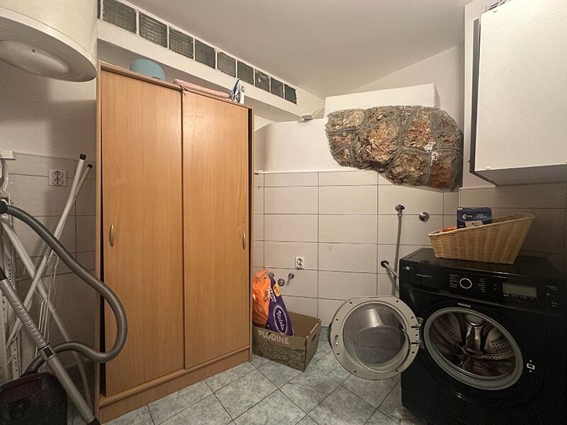 na-prodej-rodinny-dum-s-castecnym-vyhledem-na-more-a-par-kroku-od-plaze-podaca-chorvatsko