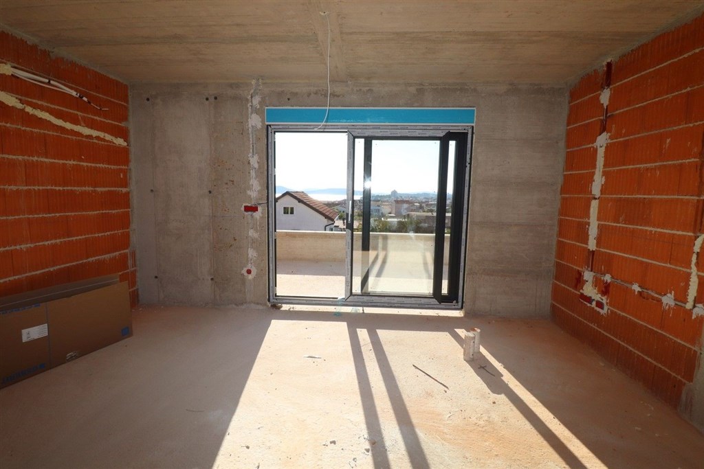 na-prodej-moderni-apartman-se-dvema-loznicemi-s-castecnym-vyhledem-na-more-vodice-chorvatsko