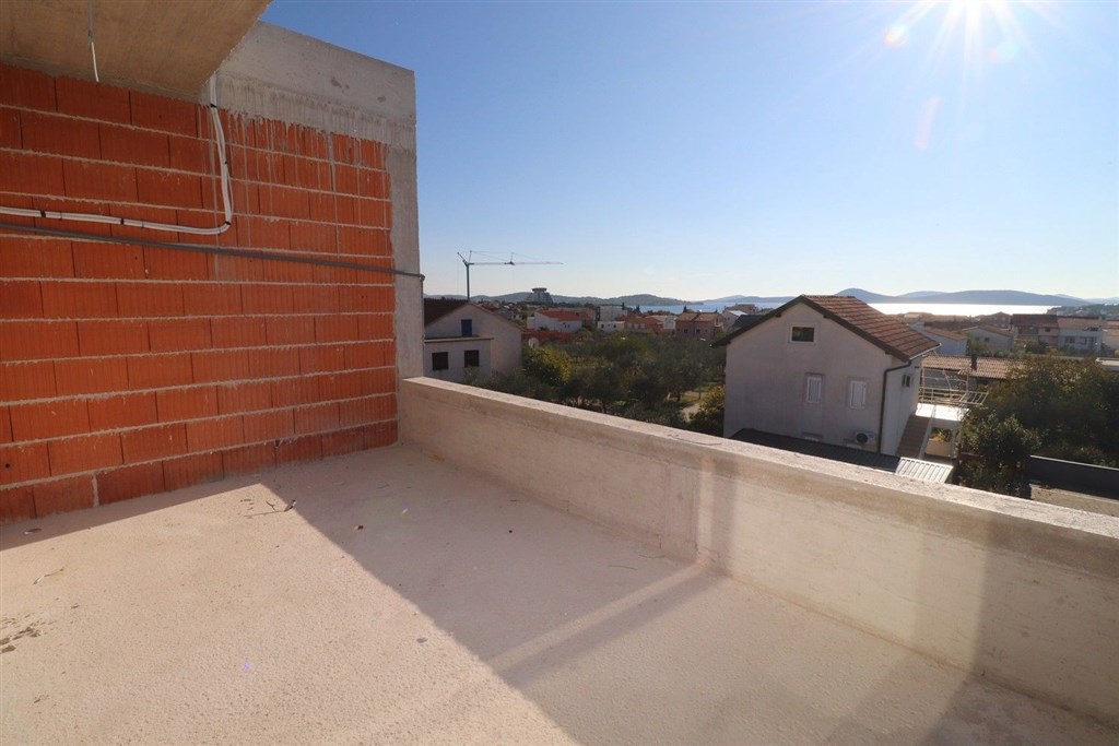 na-prodej-moderni-apartman-se-dvema-loznicemi-s-castecnym-vyhledem-na-more-vodice-chorvatsko