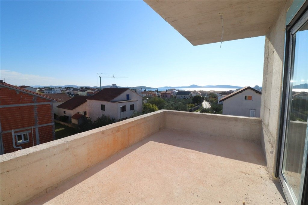 na-prodej-moderni-apartman-se-dvema-loznicemi-s-castecnym-vyhledem-na-more-vodice-chorvatsko