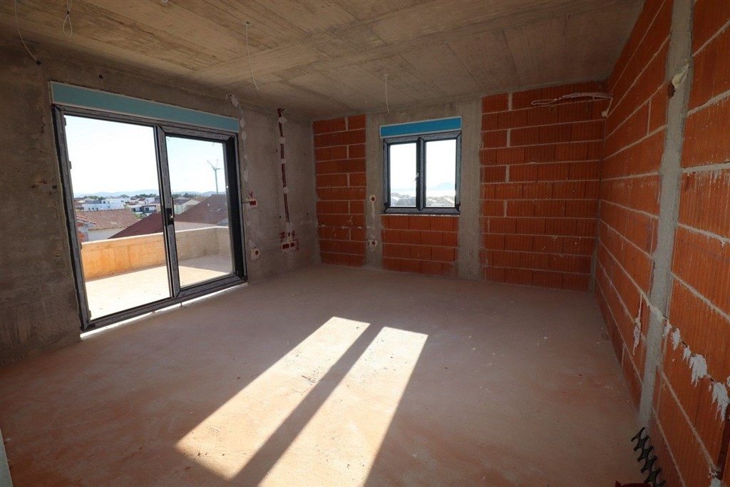 na-prodej-moderni-apartman-se-dvema-loznicemi-s-castecnym-vyhledem-na-more-vodice-chorvatsko