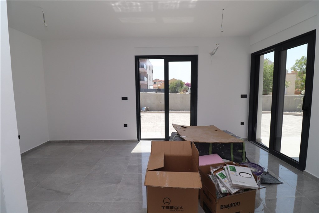 na-prodej-novy-apartman-s-1-loznici-a-zahradou-pobliz-more-brodarica-chorvatsko