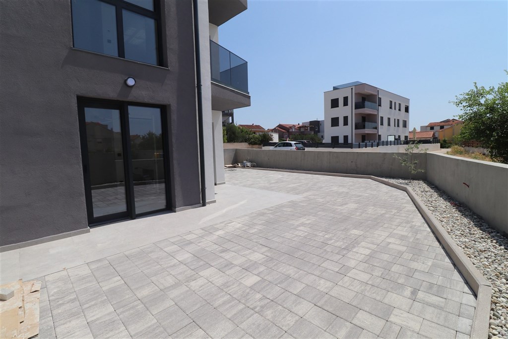 na-prodej-novy-apartman-s-1-loznici-a-zahradou-pobliz-more-brodarica-chorvatsko