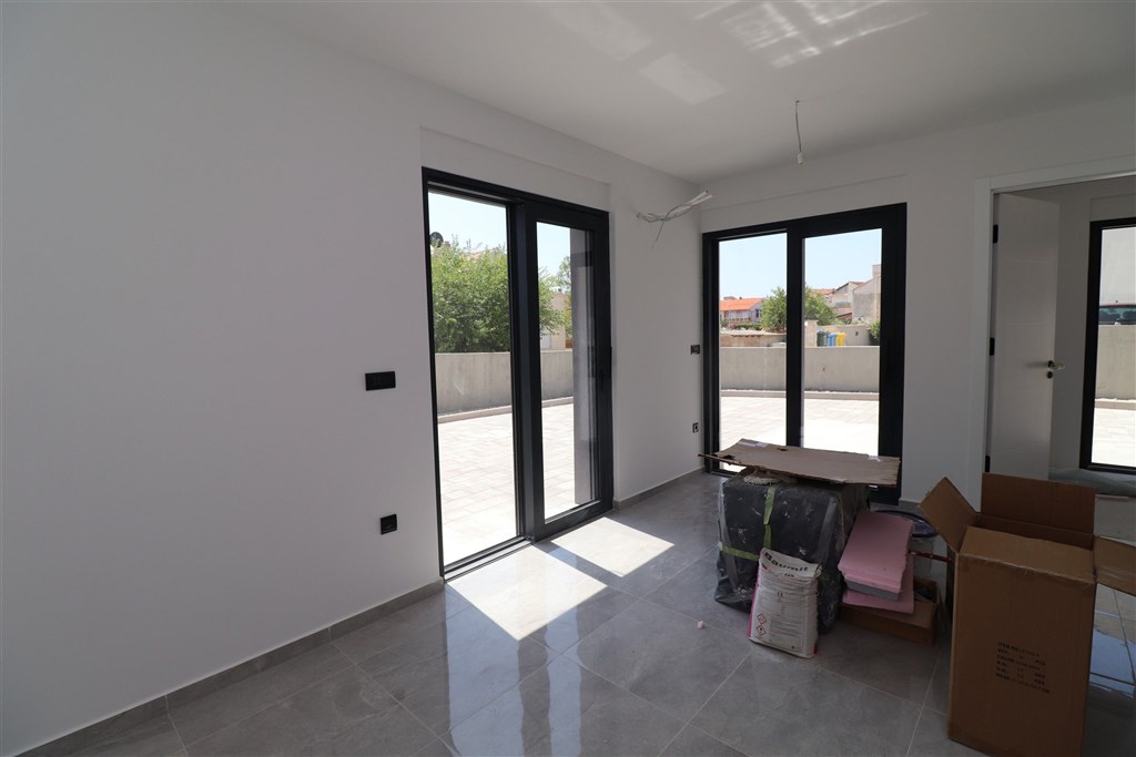 na-prodej-novy-apartman-s-1-loznici-a-zahradou-pobliz-more-brodarica-chorvatsko