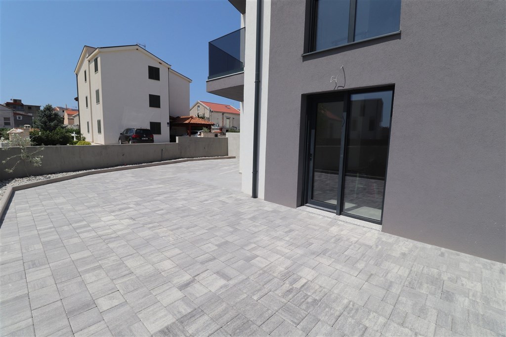 na-prodej-novy-apartman-s-1-loznici-a-zahradou-pobliz-more-brodarica-chorvatsko