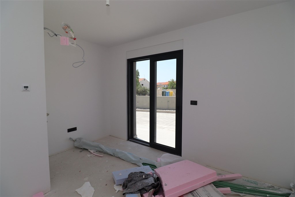 na-prodej-novy-apartman-s-1-loznici-a-zahradou-pobliz-more-brodarica-chorvatsko