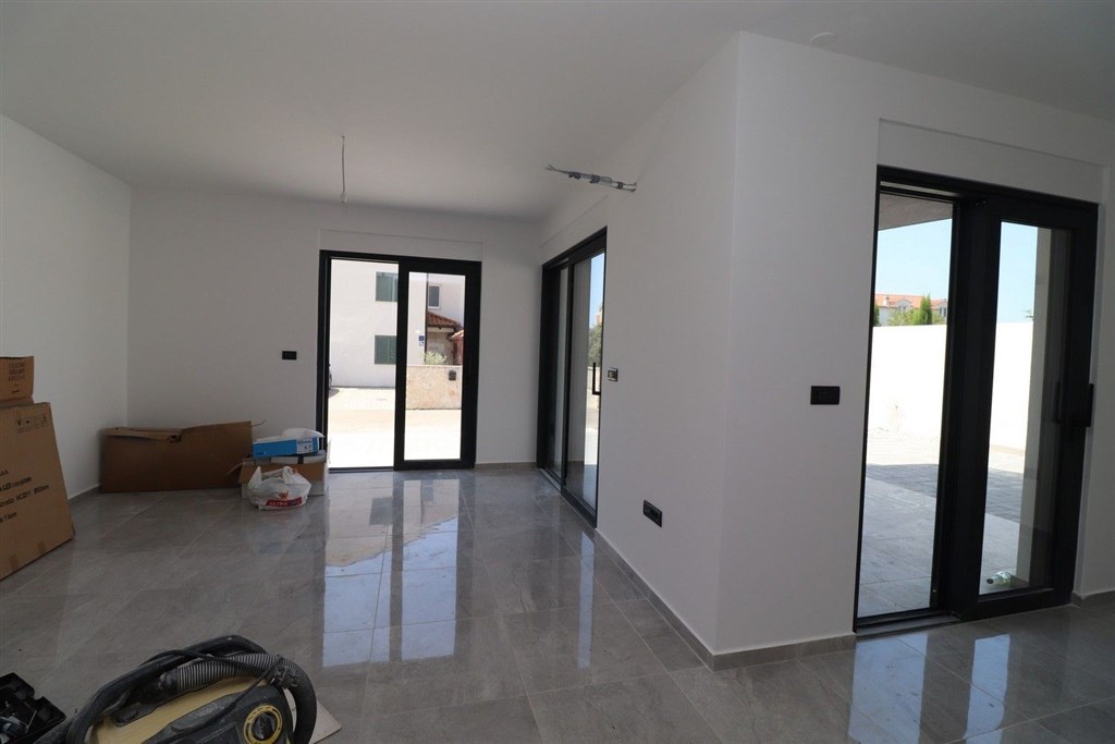 na-prodej-novy-apartman-s-1-loznici-a-zahradou-pobliz-more-brodarica-chorvatsko
