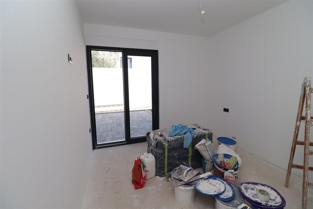 na-prodej-novy-apartman-s-1-loznici-a-zahradou-pobliz-more-brodarica-chorvatsko