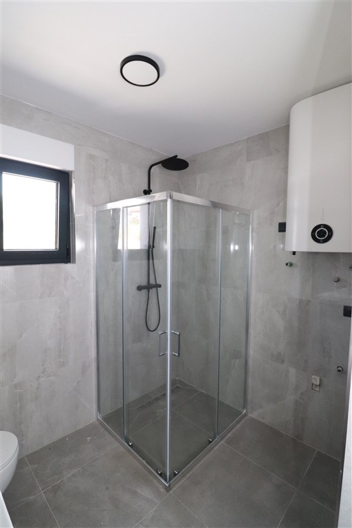 na-prodej-novy-apartman-s-1-loznici-a-zahradou-pobliz-more-brodarica-chorvatsko