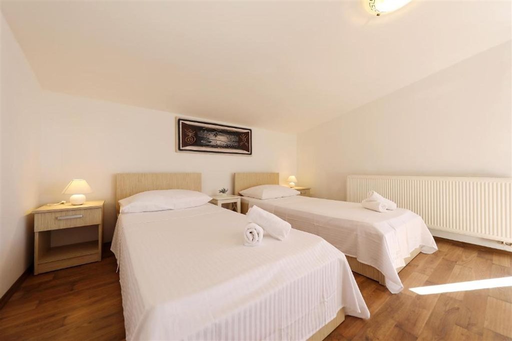 na-prodej-apartmanovy-dum-s-castecnym-vyhledem-na-more-privlaka-chorvatsko