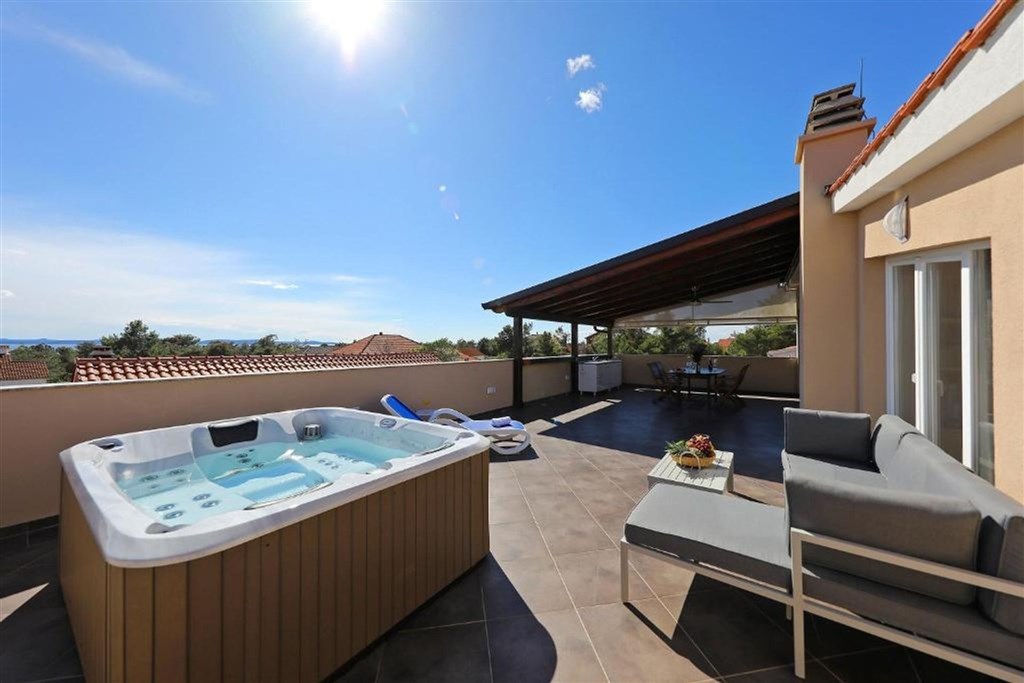 na-prodej-apartmanovy-dum-s-castecnym-vyhledem-na-more-privlaka-chorvatsko