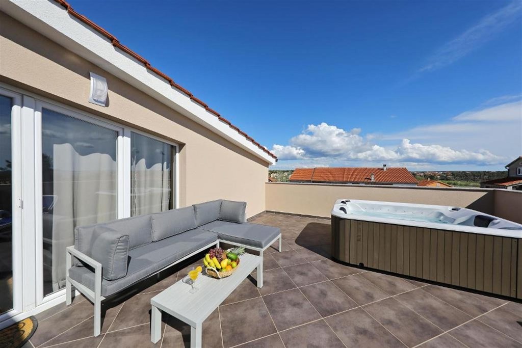 na-prodej-apartmanovy-dum-s-castecnym-vyhledem-na-more-privlaka-chorvatsko