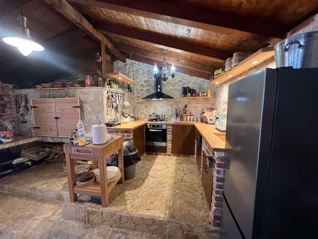 na-prodej-apartmanovy-dum-s-castecnym-vyhledem-na-more-privlaka-chorvatsko