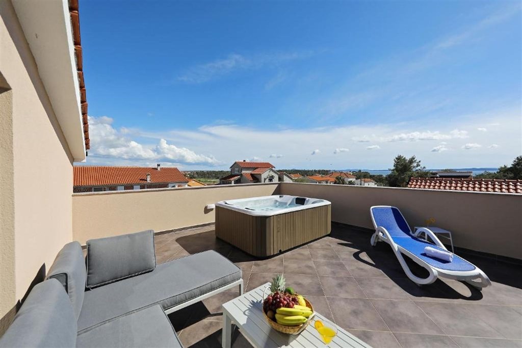 na-prodej-apartmanovy-dum-s-castecnym-vyhledem-na-more-privlaka-chorvatsko