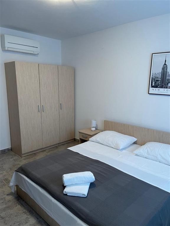 na-prodej-apartmanovy-dum-s-castecnym-vyhledem-na-more-privlaka-chorvatsko