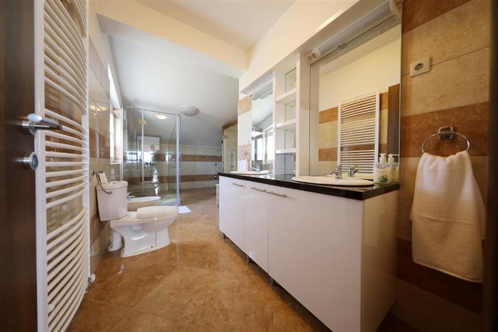 na-prodej-apartmanovy-dum-s-castecnym-vyhledem-na-more-privlaka-chorvatsko