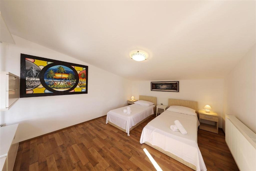 na-prodej-apartmanovy-dum-s-castecnym-vyhledem-na-more-privlaka-chorvatsko