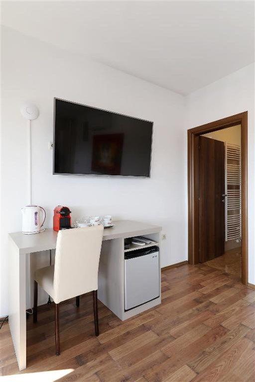 na-prodej-apartmanovy-dum-s-castecnym-vyhledem-na-more-privlaka-chorvatsko