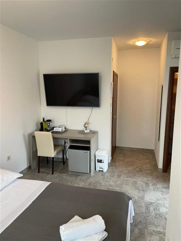 na-prodej-apartmanovy-dum-s-castecnym-vyhledem-na-more-privlaka-chorvatsko