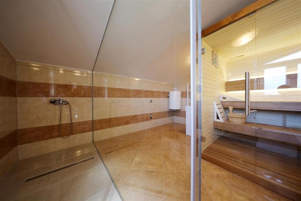 na-prodej-apartmanovy-dum-s-castecnym-vyhledem-na-more-privlaka-chorvatsko