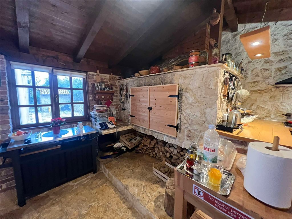 na-prodej-apartmanovy-dum-s-castecnym-vyhledem-na-more-privlaka-chorvatsko