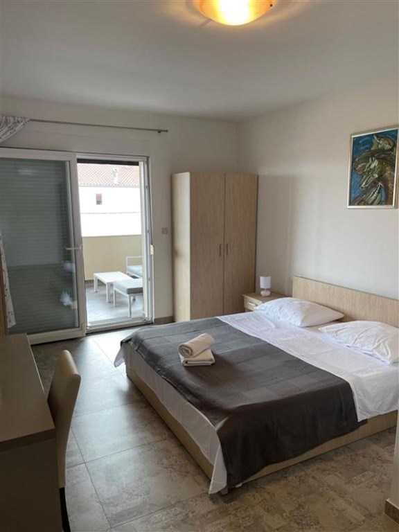 na-prodej-apartmanovy-dum-s-castecnym-vyhledem-na-more-privlaka-chorvatsko