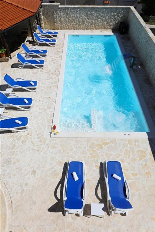 na-prodej-apartmanovy-dum-s-castecnym-vyhledem-na-more-privlaka-chorvatsko