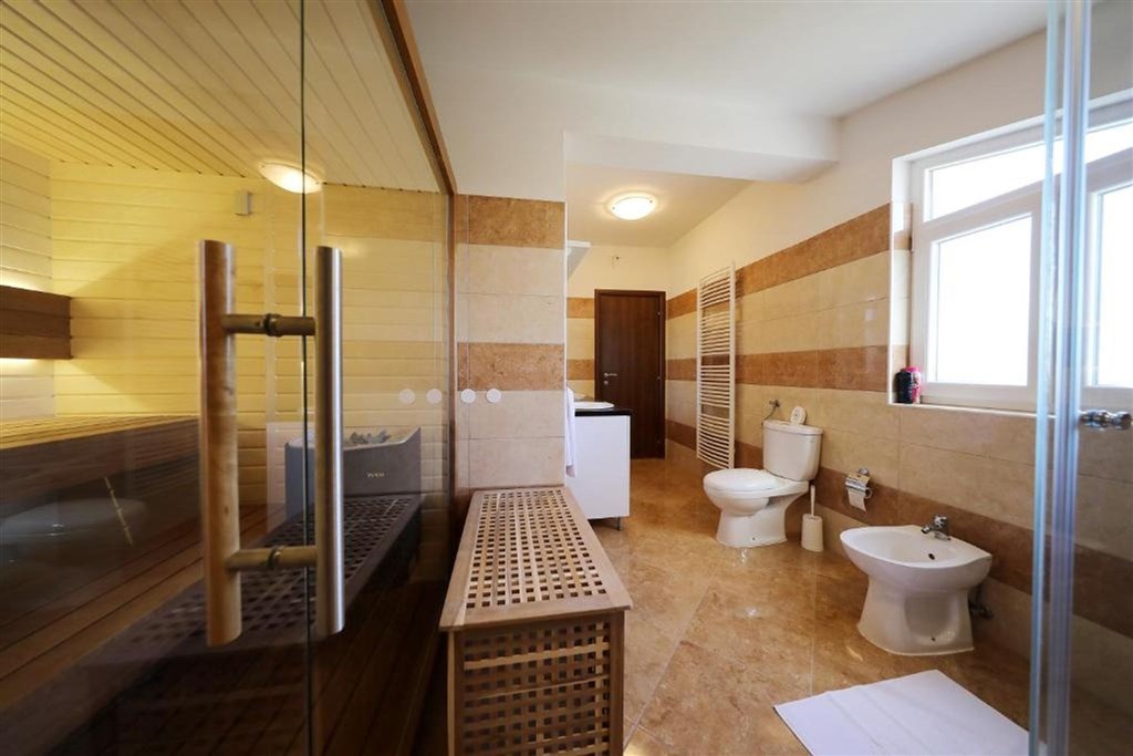 na-prodej-apartmanovy-dum-s-castecnym-vyhledem-na-more-privlaka-chorvatsko