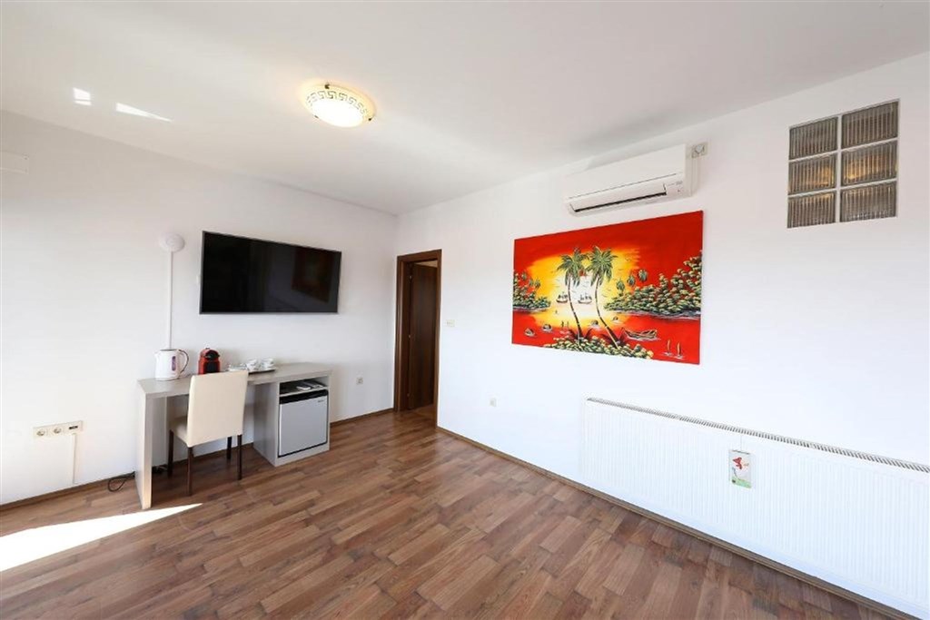 na-prodej-apartmanovy-dum-s-castecnym-vyhledem-na-more-privlaka-chorvatsko