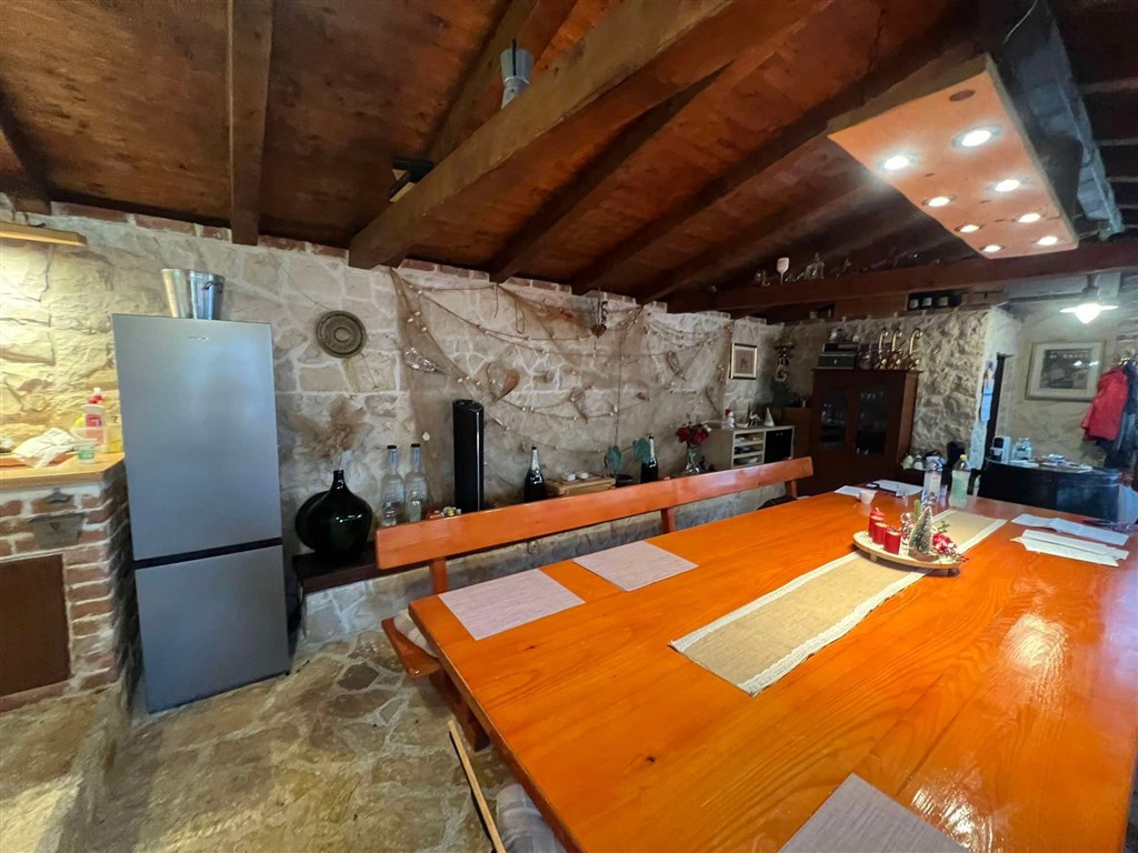 na-prodej-apartmanovy-dum-s-castecnym-vyhledem-na-more-privlaka-chorvatsko