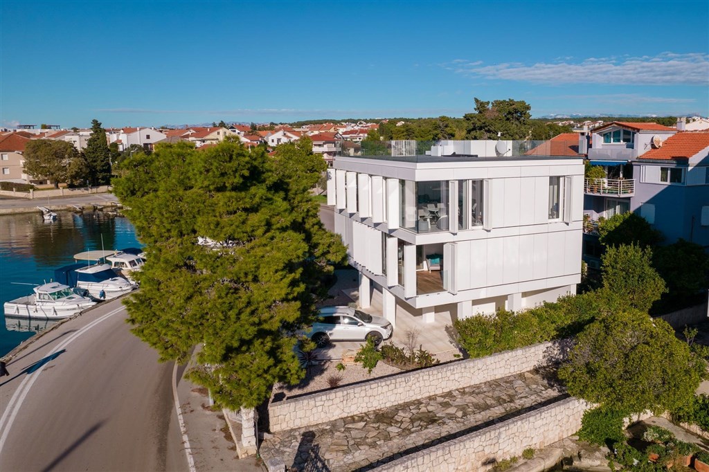 na-prodej-luxusni-vila-v-1-rade-u-more-zadar-chorvatsko