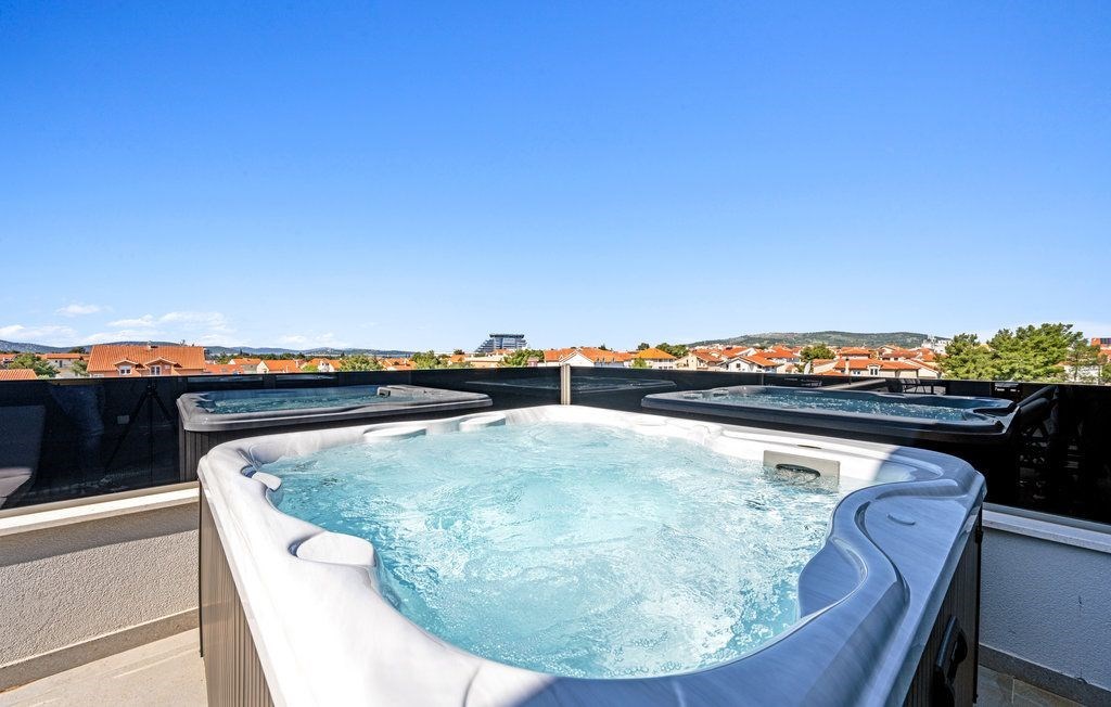 na-prodej-moderni-apartman-s-virivkou-a-castecnym-vyhledem-na-more-v-blizkosti-more-vodice-chorvatsko