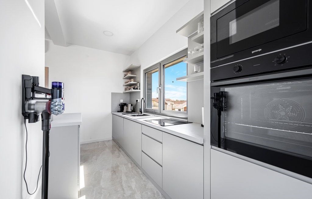 na-prodej-moderni-apartman-s-virivkou-a-castecnym-vyhledem-na-more-v-blizkosti-more-vodice-chorvatsko