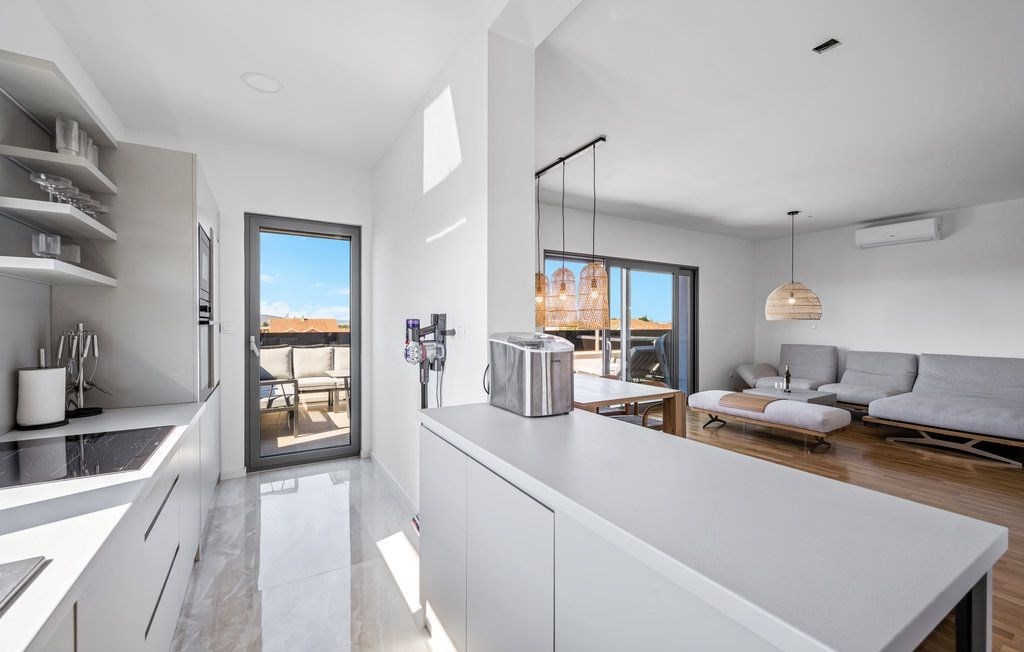 na-prodej-moderni-apartman-s-virivkou-a-castecnym-vyhledem-na-more-v-blizkosti-more-vodice-chorvatsko