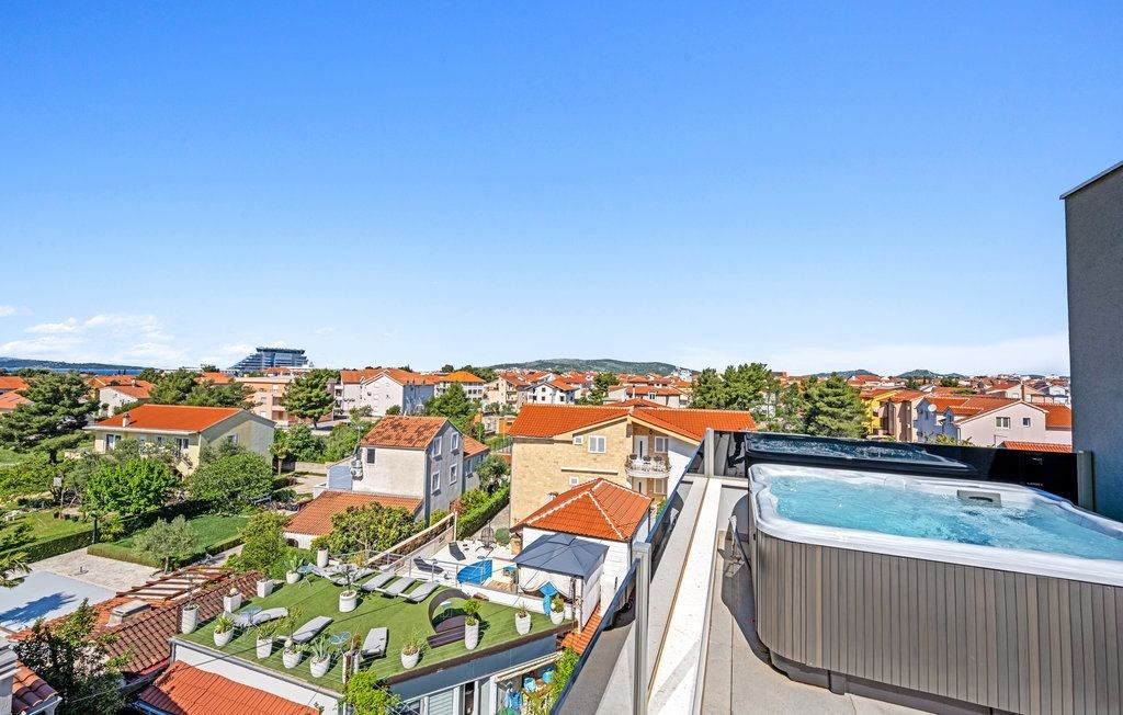 na-prodej-moderni-apartman-s-virivkou-a-castecnym-vyhledem-na-more-v-blizkosti-more-vodice-chorvatsko